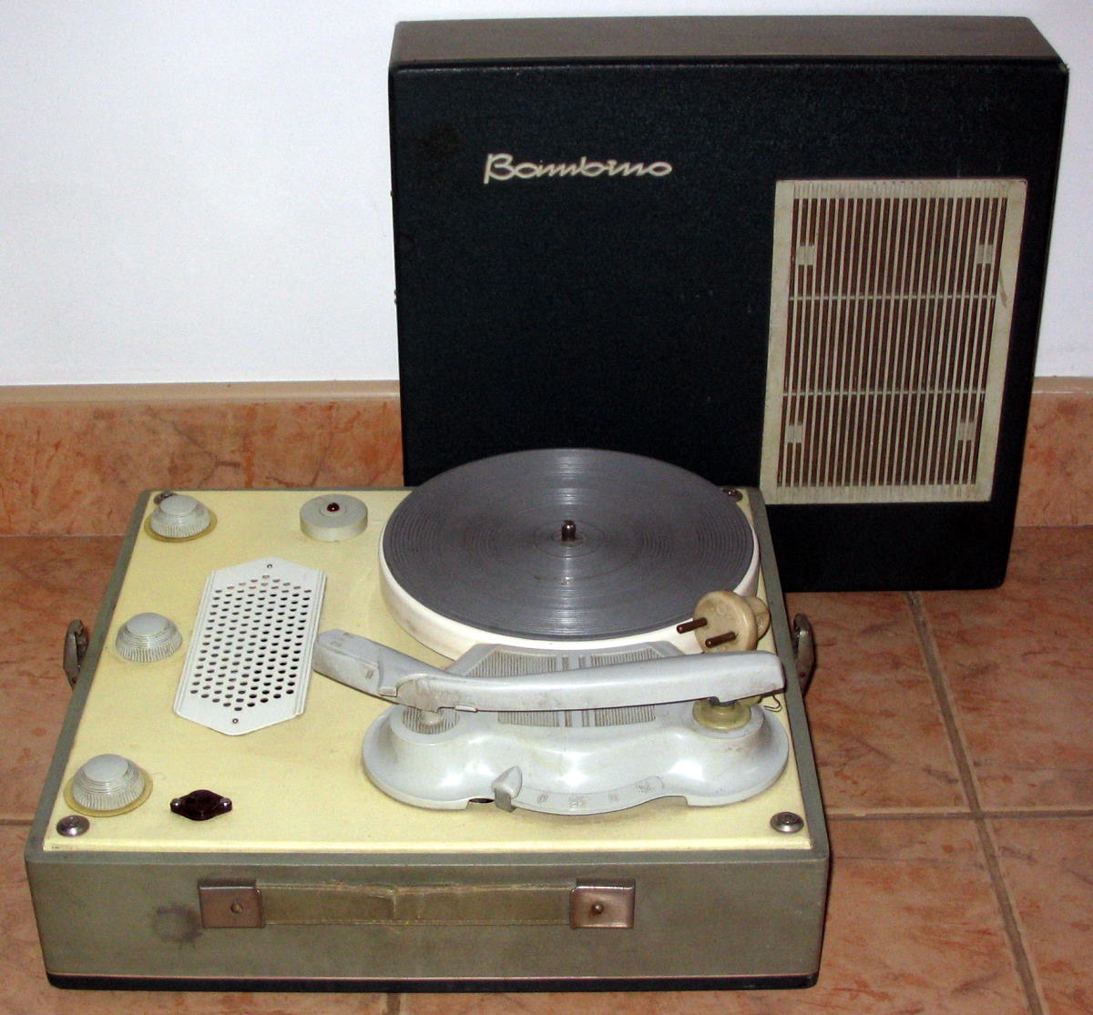 Gramofon Bambino z 1967 roku, poprzednik Bambino 2 WG-262