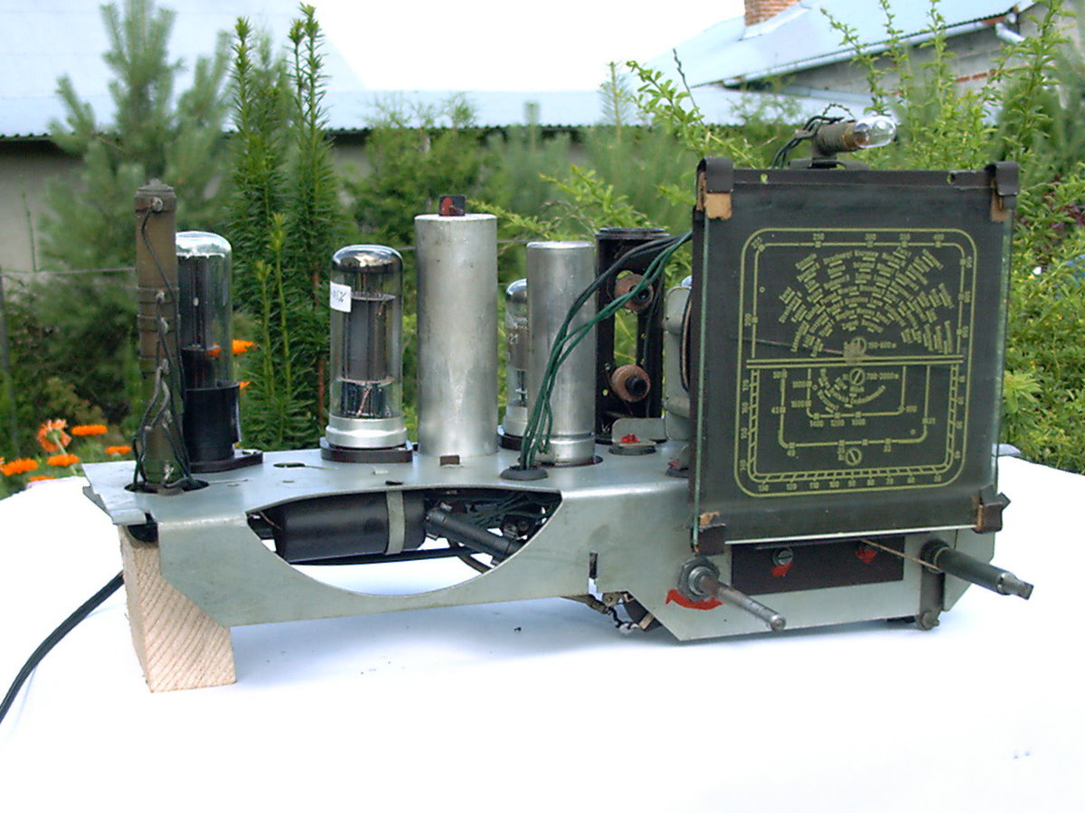 Metalowe chassis Pioniera U2 wyjęte z obudowy, skala i lampy