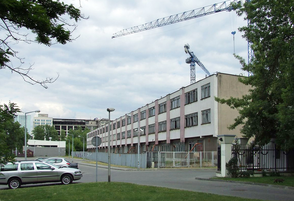 Pozostałości zabudowy zakładów Kasprzaka w Warszawie na fotografii z 2008 roku