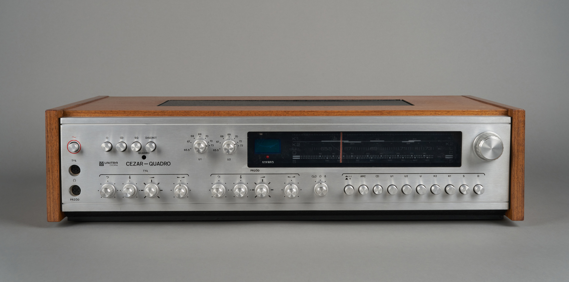 Cezar Quadro DKS-201, odrębny model rozwijający rozwiązania Elizabeth Hi-Fi, widok frontu