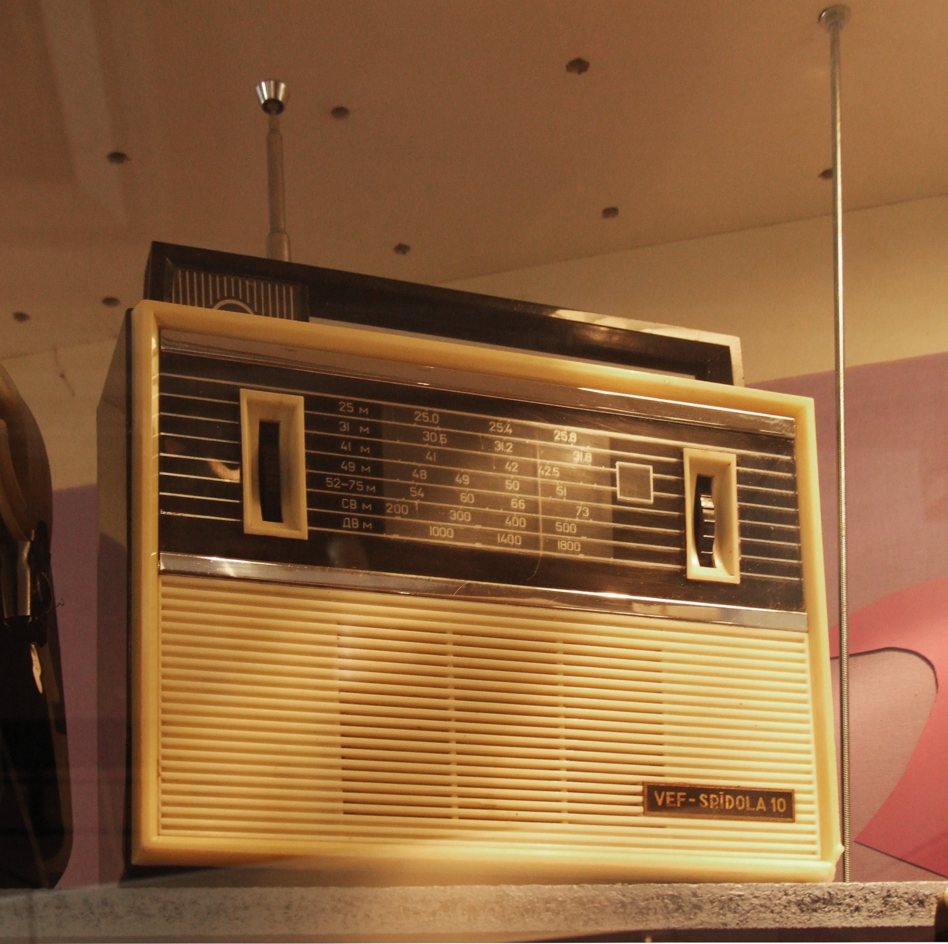 VEF Spīdola-10, późniejszy model z rodziny, sfotografowany w Łotewskim Muzeum Historii Narodowej