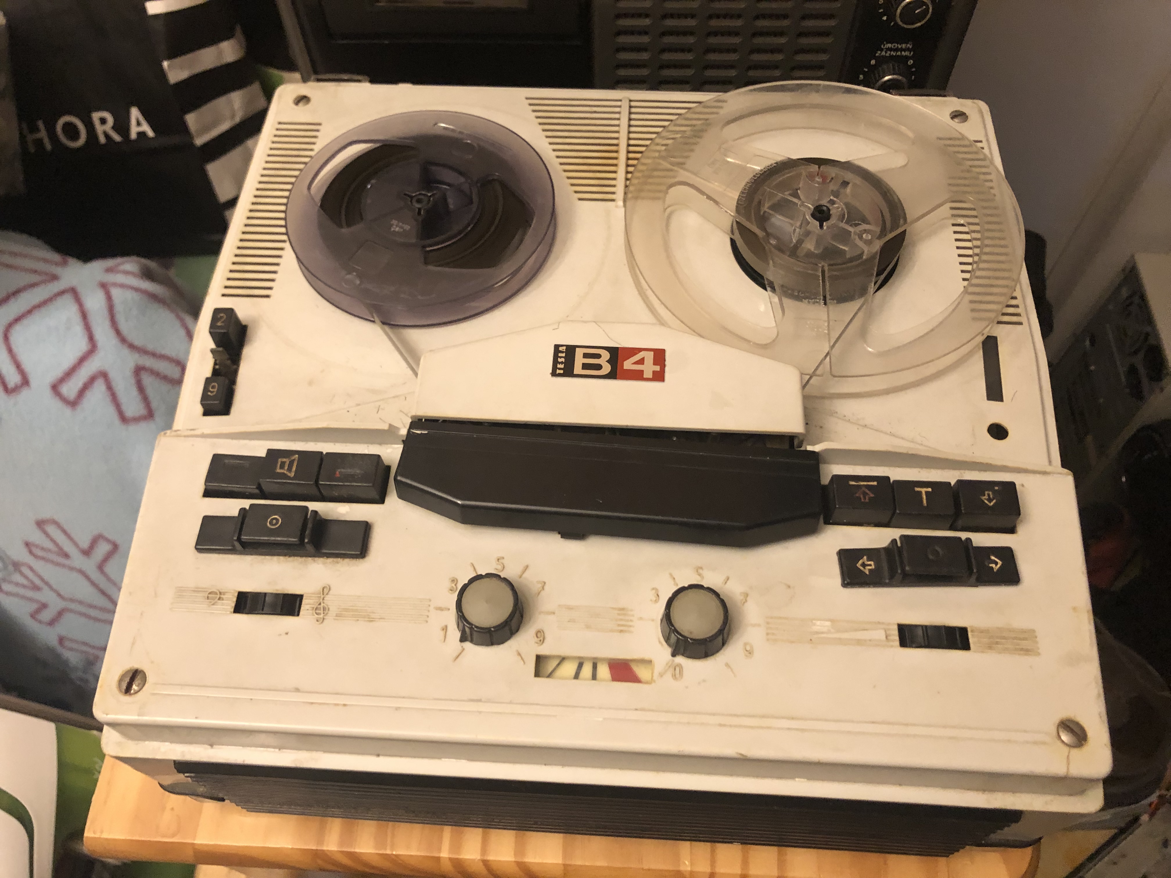 Magnetofon szpulowy Tesla B4 ANP221 sfotografowany od przodu