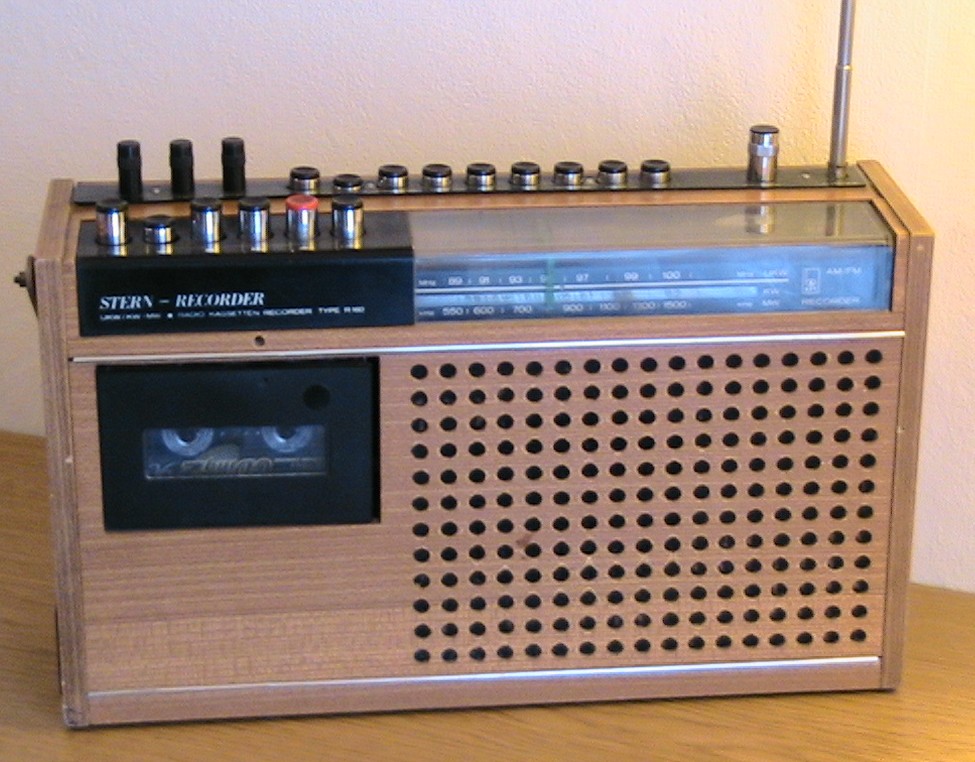 Stern-Recorder R160 z drewnopodobną obudową, skalą radiową, klapą kasety i perforowaną osłoną głośnika
