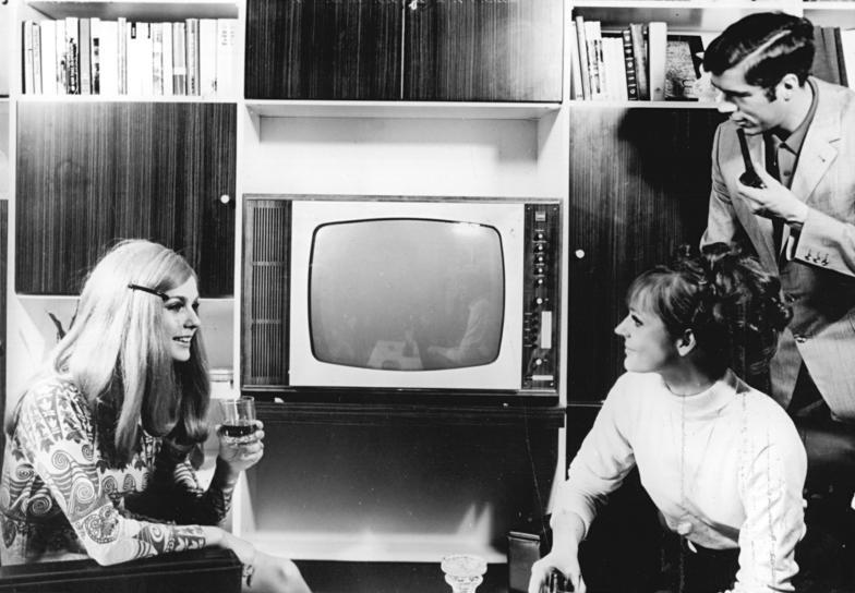 Archiwalna fotografia reklamowa RFT Color 20 z 1969 roku; telewizor stoi pośrodku sceny salonowej