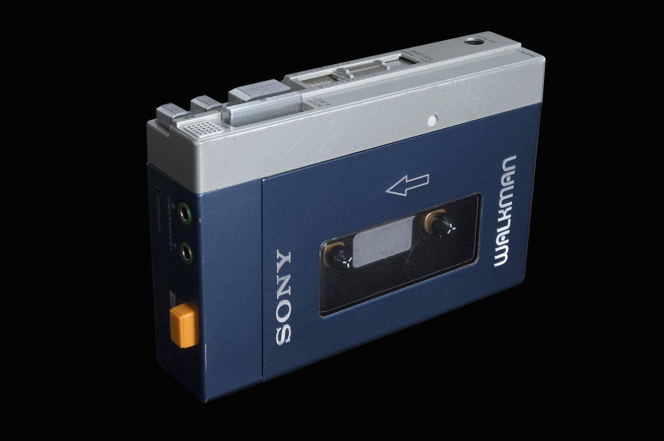 Niebieski Sony TPS-L2, pierwszy Walkman, z dwoma gniazdami słuchawkowymi