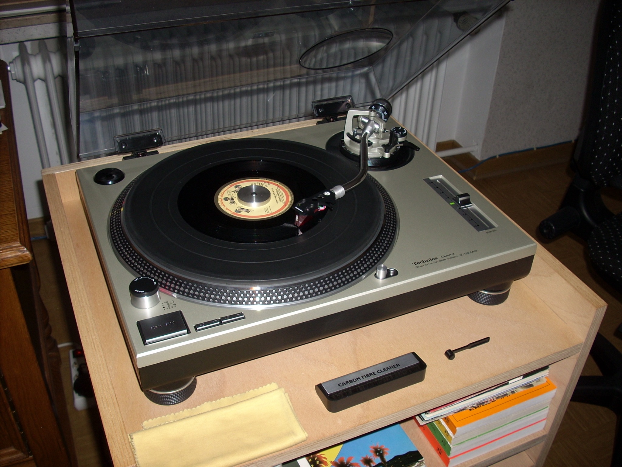 Technics SL-1200MK2 podczas domowego odtwarzania singla
