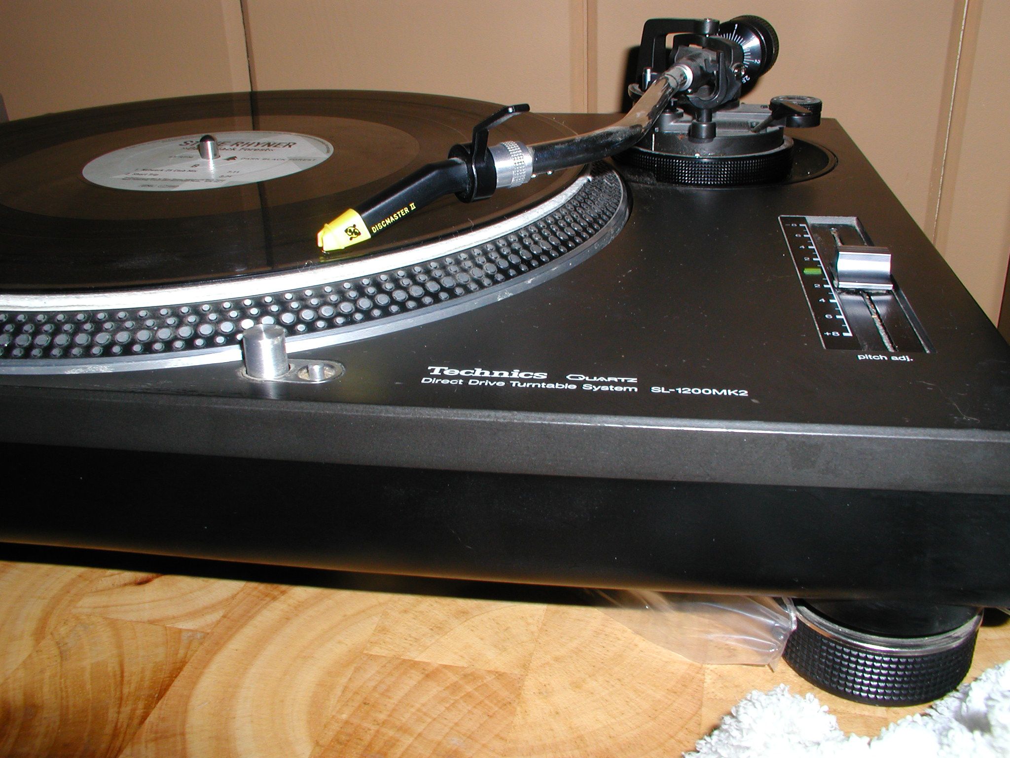 Zbliżenie Technicsa SL-1200MK2, ramienia i krawędzi talerza