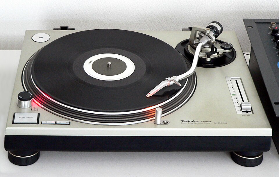Cały Technics SL-1200MK2 z suwakiem pitch i ramieniem