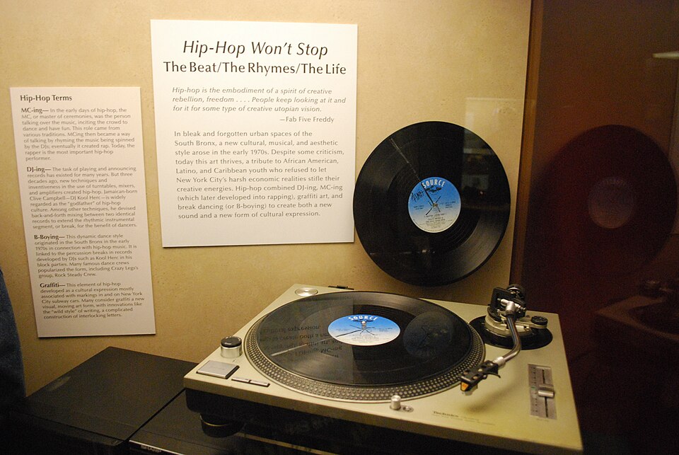 Gramofon w muzealnej ekspozycji historii hip-hopu