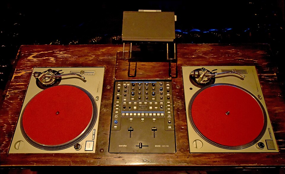 Dwa Technicsy SL-1200 MkII i mikser na stanowisku DJ-a