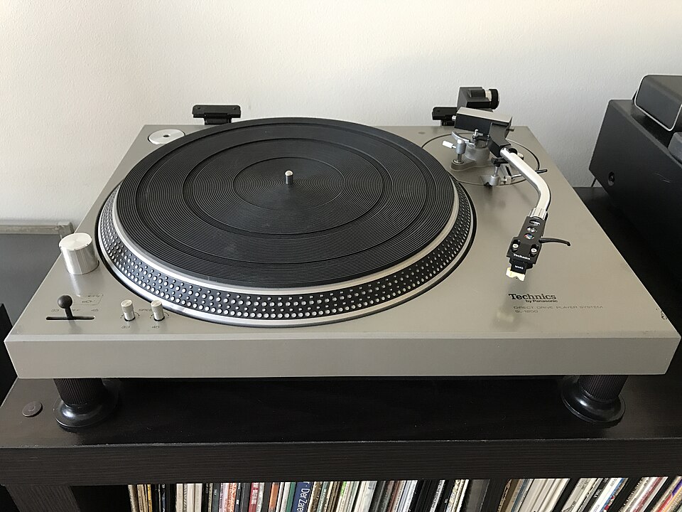 Pierwsza generacja Technicsa SL-1200 z innym układem regulacji