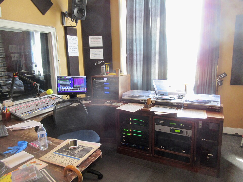 Studio radia WWOZ w Nowym Orleanie z gramofonami przy oknie