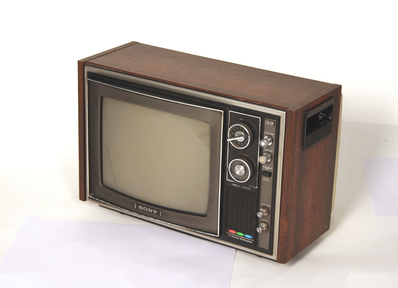 Trzynastocalowy telewizor Sony Trinitron KV-1300E z muzealnej kolekcji, kontekst do KV-1310