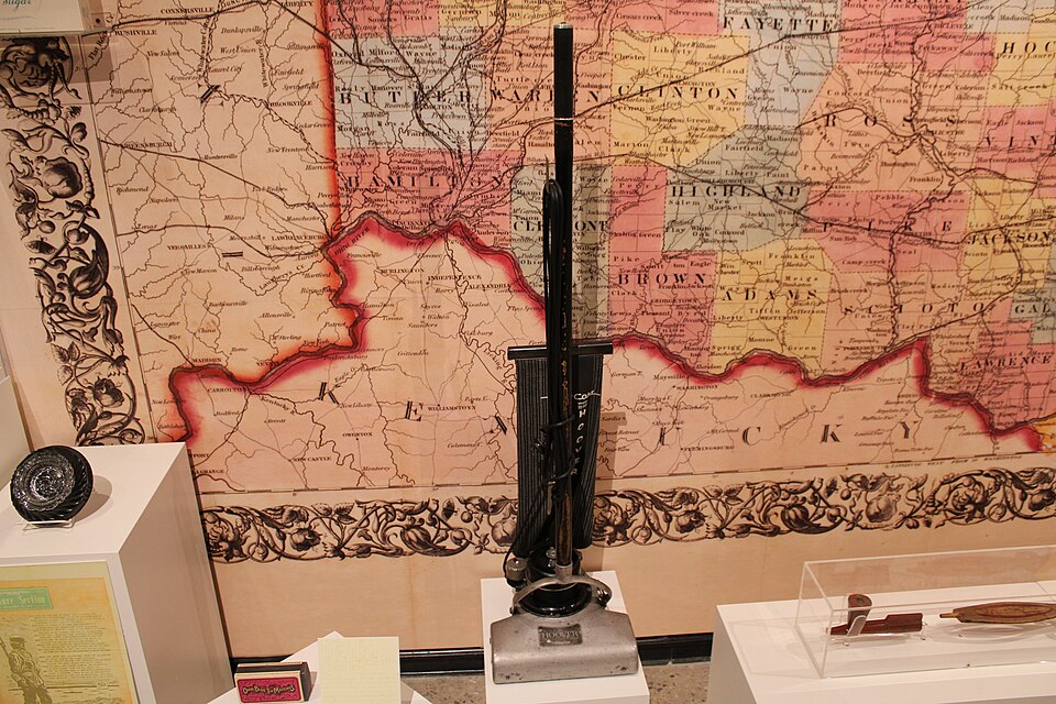 Zabytkowy odkurzacz Hoover w ekspozycji muzealnej; zdjęcie kontekstowe, nie model 612