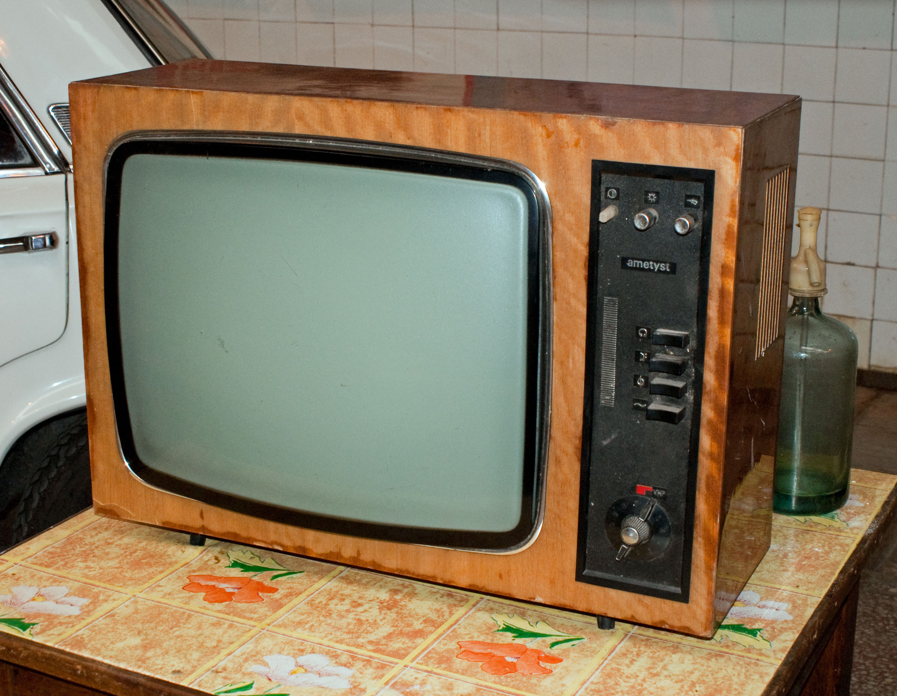 Telewizor Ametyst z wystawy w Koneserze; źródło fotografii nie rozstrzyga, czy to model 1011 czy 1012