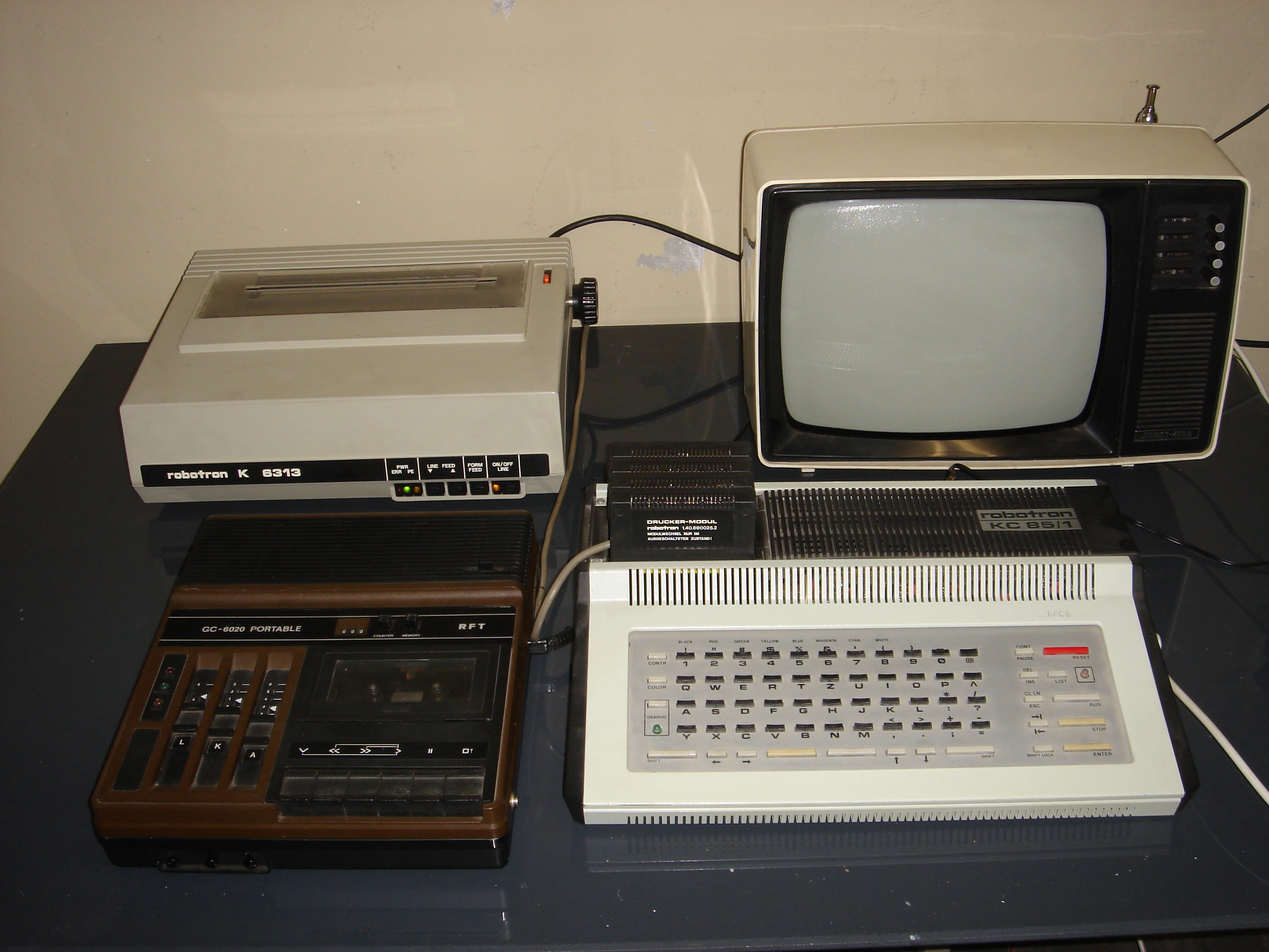 Junost-402B na stanowisku z komputerem Robotron KC 85/1, magnetofonem i drukarką