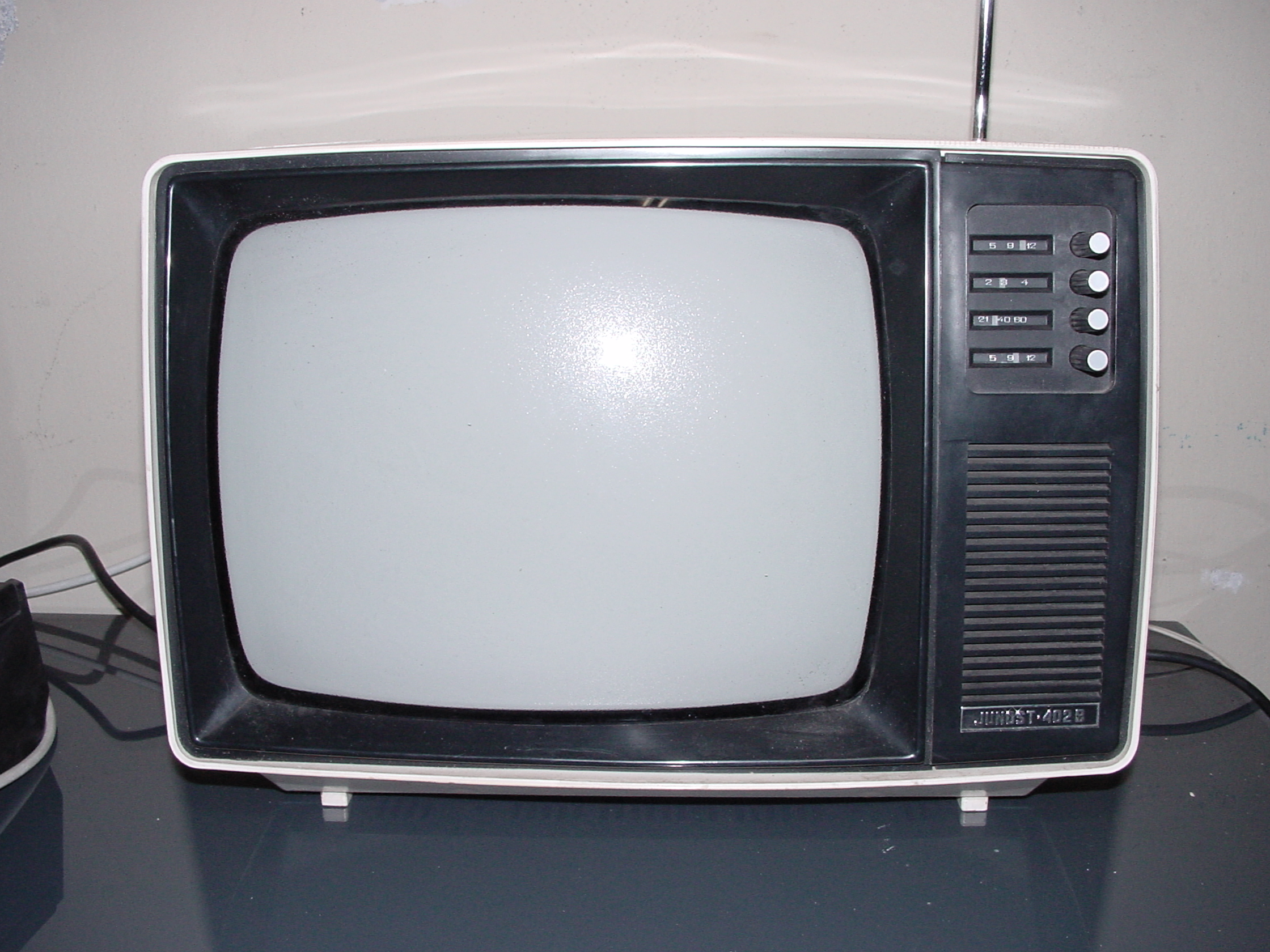 Front telewizora Junost-402B, odmiany sprzedawanej w NRD
