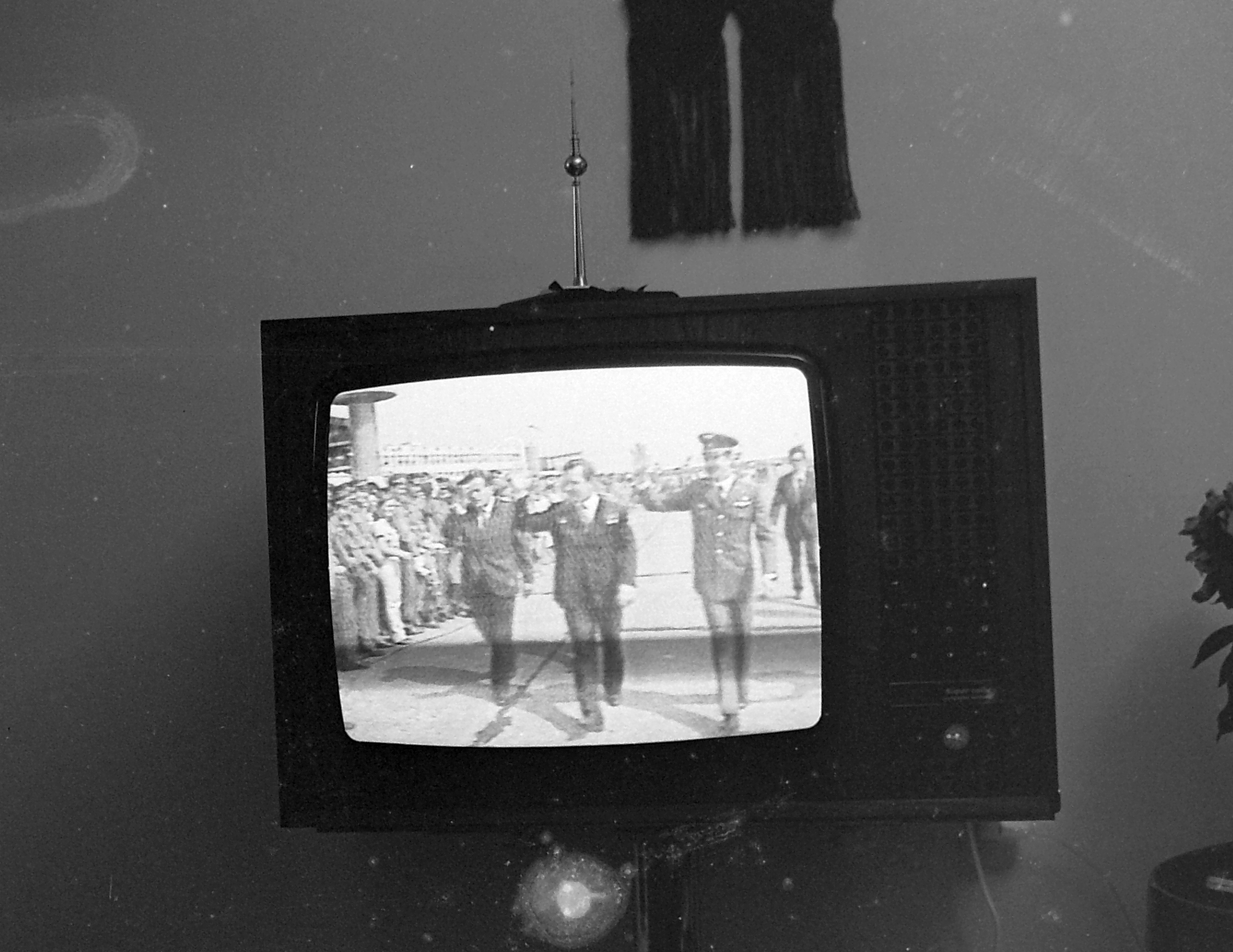 Telewizor Videoton Super Color z rodziną TS 3301 węgierskiej produkcji, z wizerunkami astronautów na ekranie
