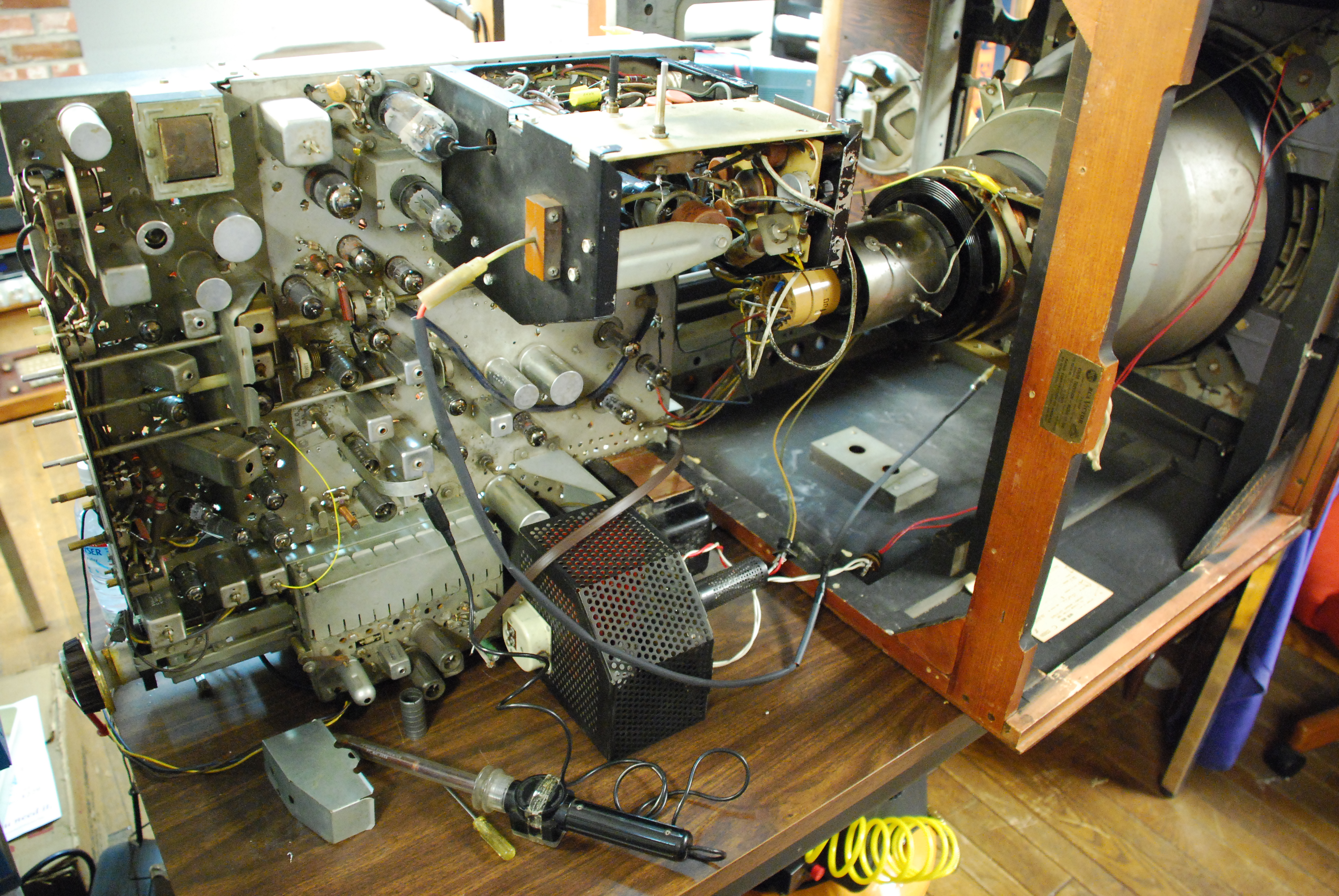 Otwarty RCA CT-100 z widocznym chassis CTC-2