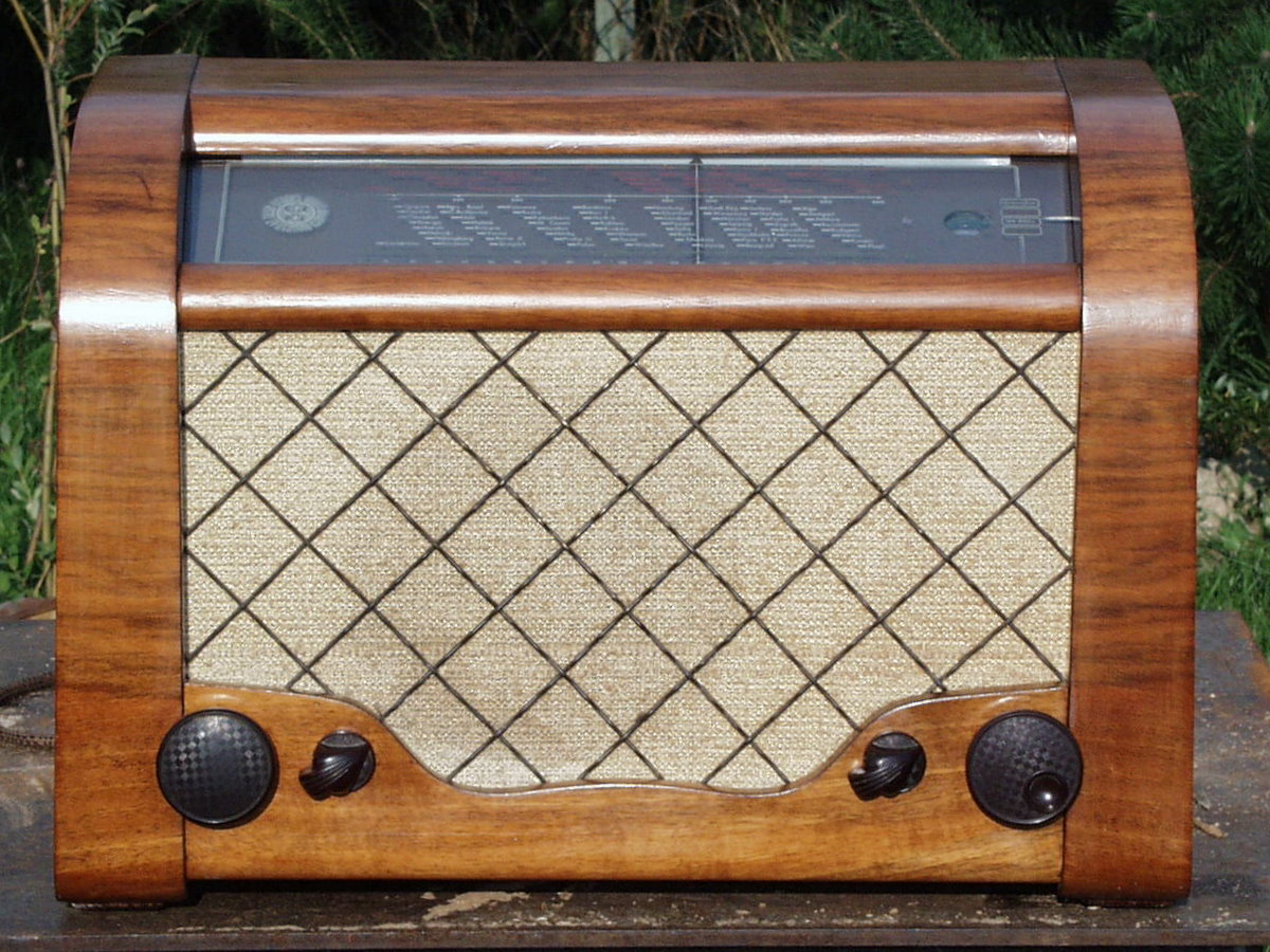 Pokrewny radioodbiornik Diora Aga RSZ-50 pokazany jako kontekst rodziny Aga, nie jako model RSZ-F-3W