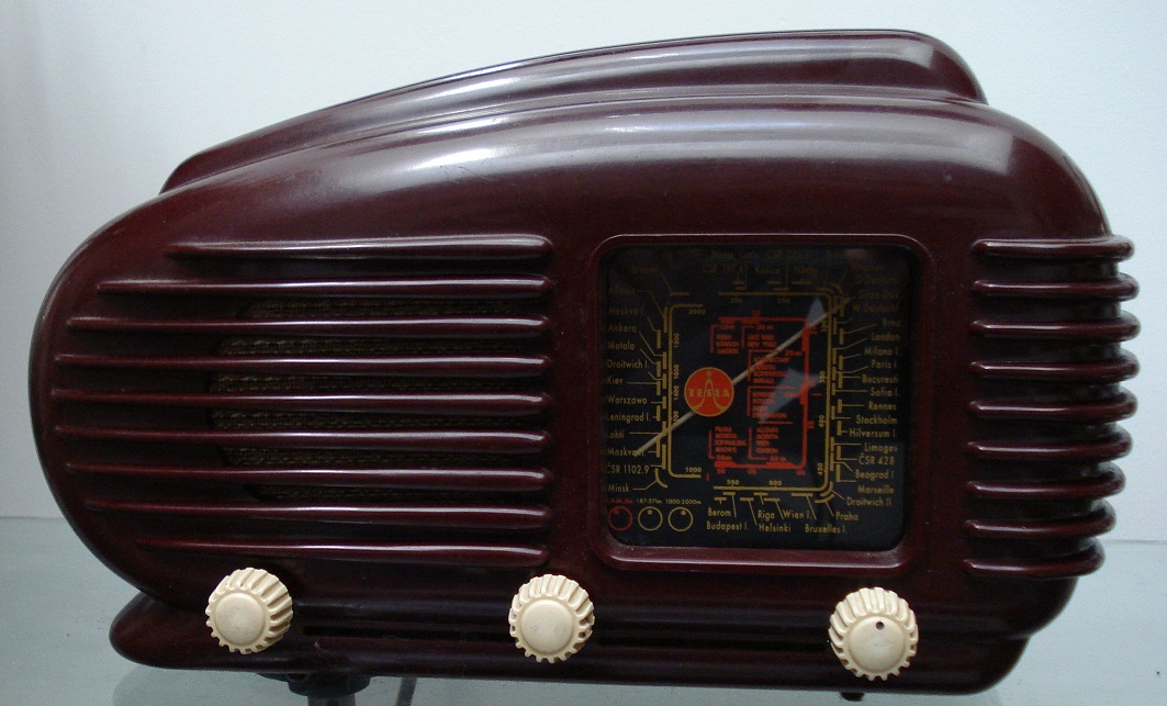 Tesla Talisman 308U, radio lampowe o pochylonej obudowie
