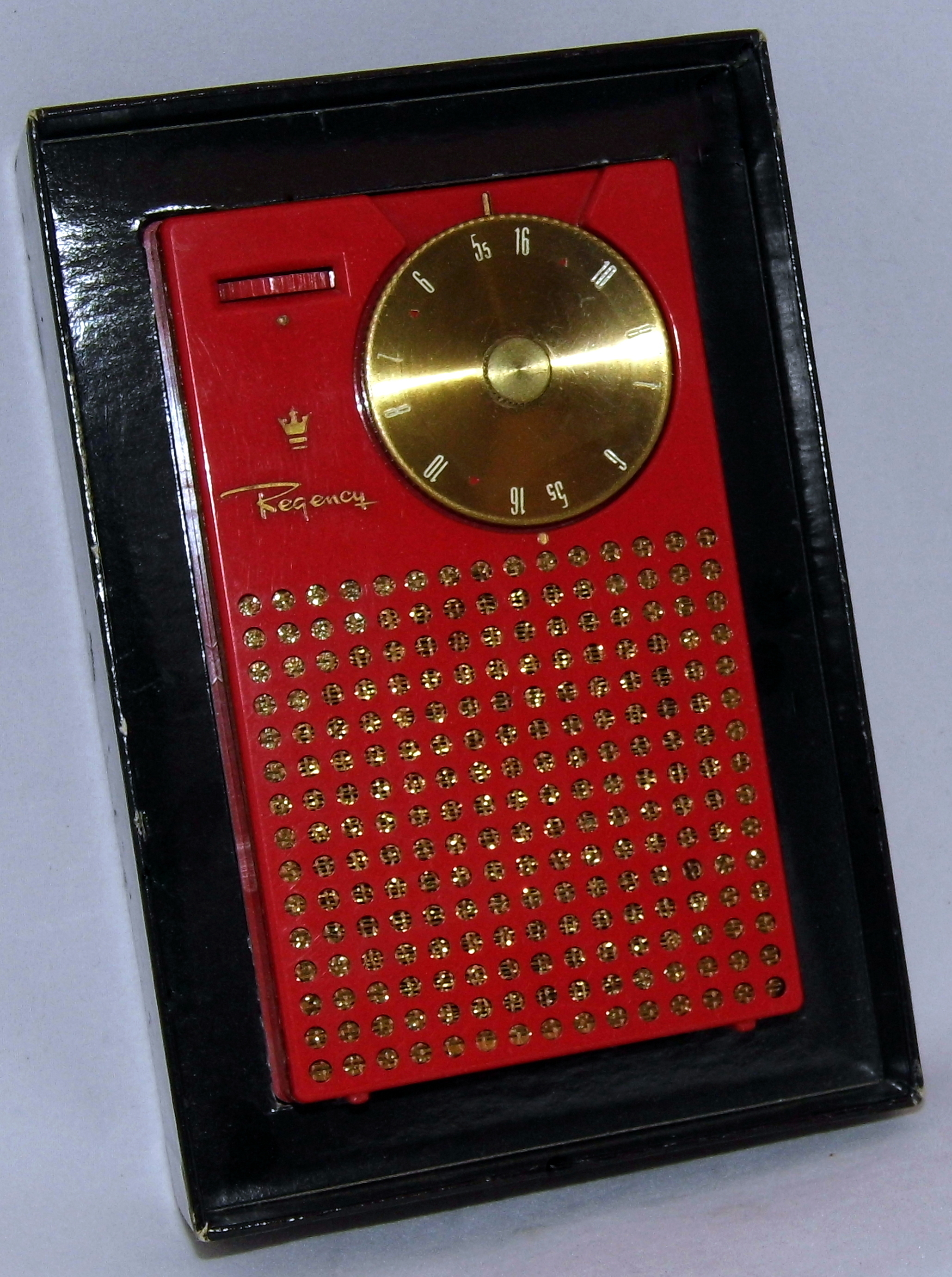 Czerwony odbiornik Regency TR-1