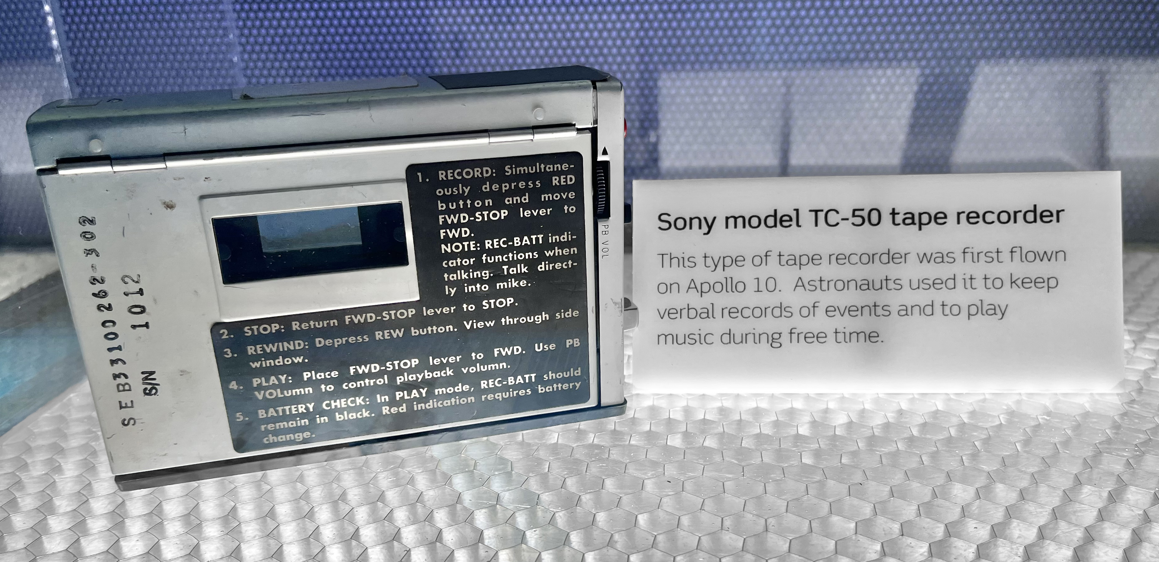 Sony TC-50 na wystawie Space Center Houston; ekspozycja objaśnia rolę rejestratora w Apollo